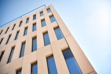 Modern ofis binası detayı. Modernist brutalist tarzı binanın cephesinde geometrik açısal beton pencerelerin perspektif görünümü. 