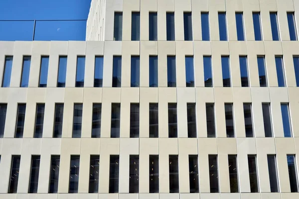 Modern Kantoorgebouw Detail Perspectief Geometrische Hoekige Betonnen Ramen Gevel Van — Stockfoto