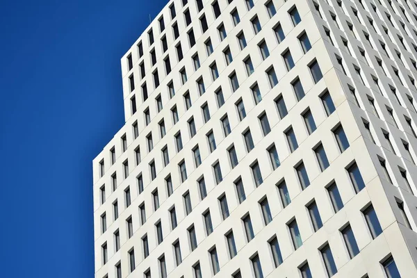 Detalhe Moderno Edifício Escritório Vista Prospectiva Janelas Concreto Angular Geométrico — Fotografia de Stock