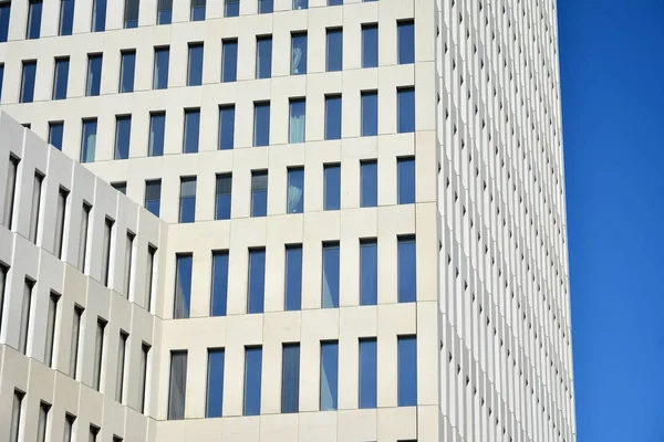 Detail Moderního Kancelářského Stavitelství Perspektivní Pohled Geometrická Úhlová Betonová Okna — Stock fotografie
