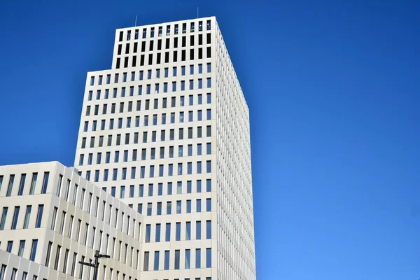 Modern Irodaépület Részletesen Perspektivikus Nézet Geometriai Szögbeton Ablakokra Modernista Brutalista — Stock Fotó
