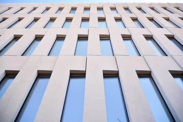 Detalhe Moderno Edifício Escritório Vista Prospectiva Janelas Concreto Angular Geométrico — Fotografia de Stock