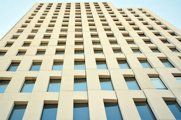 现代办公楼细节 现代主义野蛮风格建筑立面几何角混凝土窗户的透视视图 — 图库照片