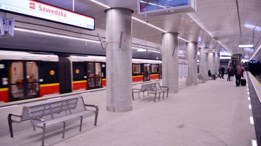 Varşova, Polonya. 27 Eylül 2019. Varşova Metro sisteminin ikinci hattı. Varşova metro istasyonu iç. Varşova Szwedzka
