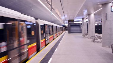 Varşova, Polonya. 27 Eylül 2019. Varşova Metro sisteminin ikinci hattı. Varşova metro istasyonu iç. Varşova Szwedzka