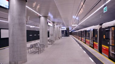 Varşova, Polonya. 27 Eylül 2019. Varşova Metro sisteminin ikinci hattı. Varşova metro istasyonu iç. Varşova Szwedzka