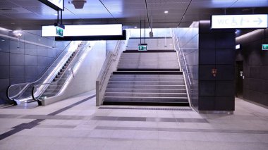 Varşova, Polonya. 27 Eylül 2019. Varşova Metro sisteminin ikinci hattı. Varşova metro istasyonu iç. Varşova Szwedzka