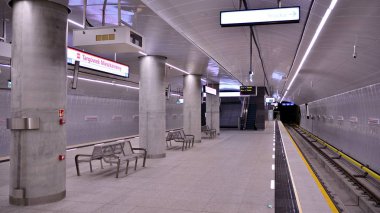 Varşova, Polonya. 27 Eylül 2019. Varşova Metro sisteminin ikinci hattı. Varşova metro istasyonu iç. Varşova Targowek Mieszkaniowy.