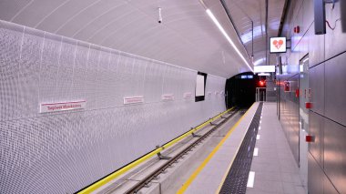 Varşova, Polonya. 27 Eylül 2019. Varşova Metro sisteminin ikinci hattı. Varşova metro istasyonu iç. Varşova Targowek Mieszkaniowy.