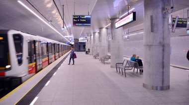 Varşova, Polonya. 27 Eylül 2019. Varşova Metro sisteminin ikinci hattı. Varşova metro istasyonu iç. Varşova Targowek Mieszkaniowy.