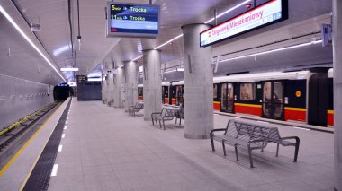 Varşova, Polonya. 27 Eylül 2019. Varşova Metro sisteminin ikinci hattı. Varşova metro istasyonu iç. Varşova Targowek Mieszkaniowy.