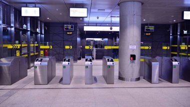 Varşova, Polonya. 27 Eylül 2019. Varşova Metro sisteminin ikinci hattı. Varşova metro istasyonu iç. Varşova Targowek Mieszkaniowy.