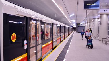 Varşova, Polonya. 27 Eylül 2019. Varşova Metro sisteminin ikinci hattı. Varşova metro istasyonu iç. Varşova Trocka.