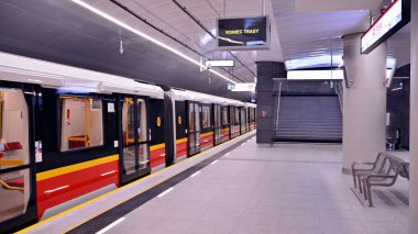 Varşova, Polonya. 27 Eylül 2019. Varşova Metro sisteminin ikinci hattı. Varşova metro istasyonu iç. Varşova Trocka.
