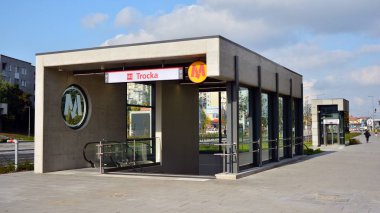Varşova, Polonya. 27 Eylül 2019. Varşova Metro sisteminin ikinci hattı. Metro istasyonunun girişi. Varşova Trocka