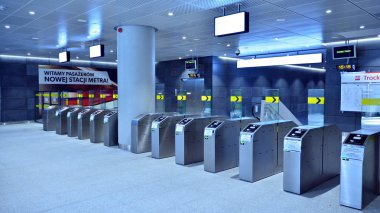 Varşova, Polonya. 27 Eylül 2019. Varşova Metro sisteminin ikinci hattı. Varşova metro istasyonu iç. Varşova Trocka.