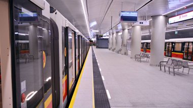 Varşova, Polonya. 27 Eylül 2019. Varşova Metro sisteminin ikinci hattı. Varşova metro istasyonu iç. Varşova Trocka.