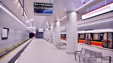 Varşova, Polonya. 27 Eylül 2019. Varşova Metro sisteminin ikinci hattı. Varşova metro istasyonu iç. Varşova Targowek Mieszkaniowy.