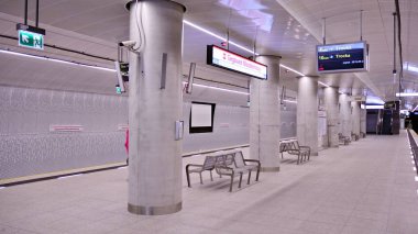 Varşova, Polonya. 27 Eylül 2019. Varşova Metro sisteminin ikinci hattı. Varşova metro istasyonu iç. Varşova Targowek Mieszkaniowy.