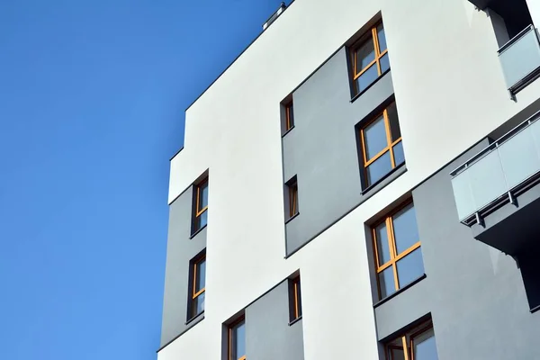 Moderne Mehrfamilienhäuser Einem Sonnigen Tag Mit Blauem Himmel Fassade Eines — Stockfoto