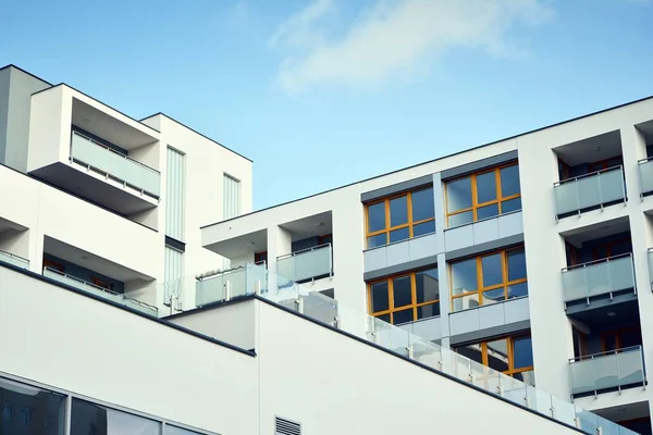 Moderne Appartementengebouwen Een Zonnige Dag Met Een Blauwe Lucht Voorzijde — Stockfoto