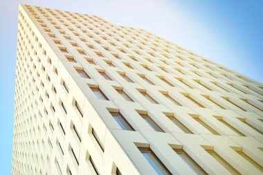 Modern ofis binası detayı. Güneş ışığı ile modernist brutalist tarzı bina yüzeyinin cephesinde geometrik açısal beton pencerelerperspektif görünümü.