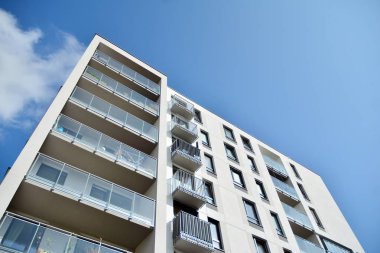 Mavi gökyüzü ile Modern lüks kentsel apartman dış