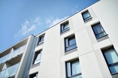 Mavi gökyüzü ile Modern lüks kentsel apartman dış