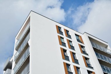 Mavi gökyüzü ile Modern lüks kentsel apartman dış