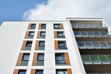 Mavi gökyüzü ile Modern lüks kentsel apartman dış