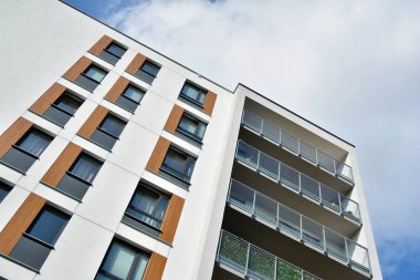 Mavi gökyüzü ile Modern lüks kentsel apartman dış