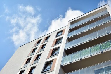 Mavi gökyüzü ile Modern lüks kentsel apartman dış
