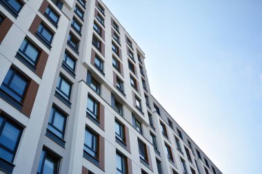 Mavi gökyüzü ile Modern lüks kentsel apartman dış