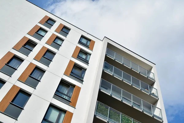 现代豪华城市公寓楼外墙蓝天 — 图库照片