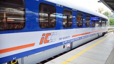 Poznan, Polonya. 3 Ekim 2019. Pkp Şehirlerarası Polonya treni peronunda uyuyan vagon öğleden sonra kalkmayı bekliyor.