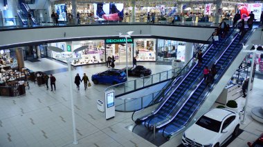 Szczecin, Polonya. 4 Ekim 2019. Galaksi Merkezi en büyük alışveriş ve eğlence merkezidir. Modern iç mekanlar.