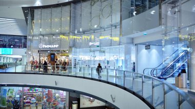 Szczecin, Polonya. 4 Ekim 2019. Galaksi Merkezi en büyük alışveriş ve eğlence merkezidir. Modern iç mekanlar.