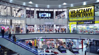 Szczecin, Polonya. 4 Ekim 2019. Galaksi Merkezi en büyük alışveriş ve eğlence merkezidir. Modern iç mekanlar.