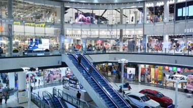 Szczecin, Polonya. 4 Ekim 2019. Galaksi Merkezi en büyük alışveriş ve eğlence merkezidir. Modern iç mekanlar.