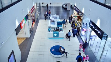 Szczecin, Polonya. 4 Ekim 2019. Galaksi Merkezi en büyük alışveriş ve eğlence merkezidir. Modern iç mekanlar.