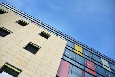 Ofisler için modern bir binanın pencereleri. İş binaları mimarisi.