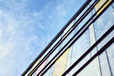 Ofisler için modern bir binanın pencereleri. İş binaları mimarisi.