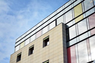 Ofisler için modern bir binanın pencereleri. İş binaları mimarisi.