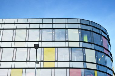 Ofisler için modern bir binanın pencereleri. İş binaları mimarisi.