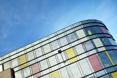 Ofisler için modern bir binanın pencereleri. İş binaları mimarisi.