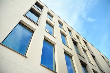 Ofisler için modern bir binanın pencereleri. İş binaları mimarisi.