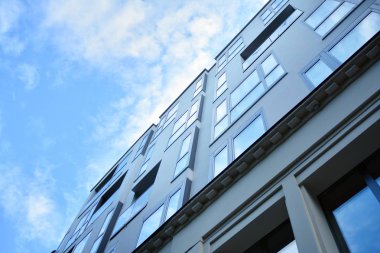 Ofisler için modern bir binanın pencereleri. İş binaları mimarisi.