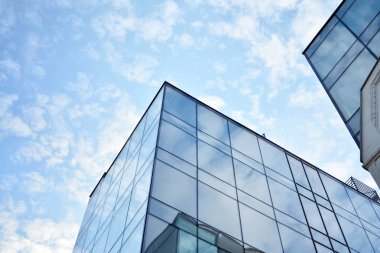 Ofisler için modern bir binanın pencereleri. İş binaları mimarisi.