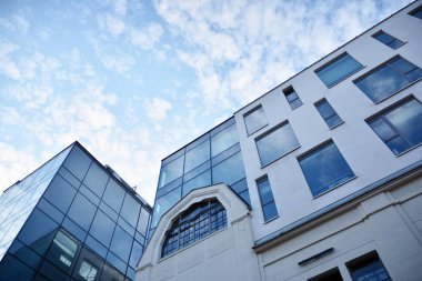 Ofisler için modern bir binanın pencereleri. İş binaları mimarisi.