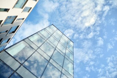 Ofisler için modern bir binanın pencereleri. İş binaları mimarisi.